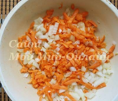 шинкованные морковь и лук в сковороде