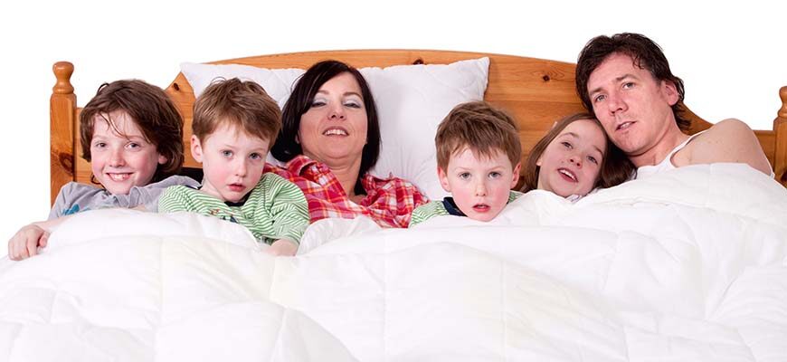 Почему ребёнок спит с родителями